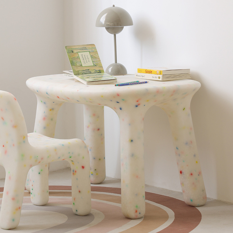 Kids Outdoor Furniture - 子供用学習机と椅子セット、背もたれ付き、かわいいロースツール、小型幼稚園用、屋外用プラスチック製、丈夫で耐久性のあるテーブル家具セット